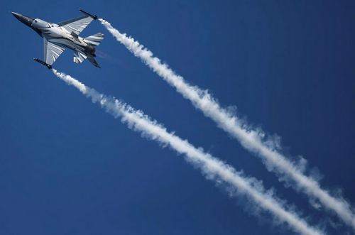 Як  F-16 збивають ворожі ракети в українському небі: з'епічне ВІДЕО відбиття атаки РФ 